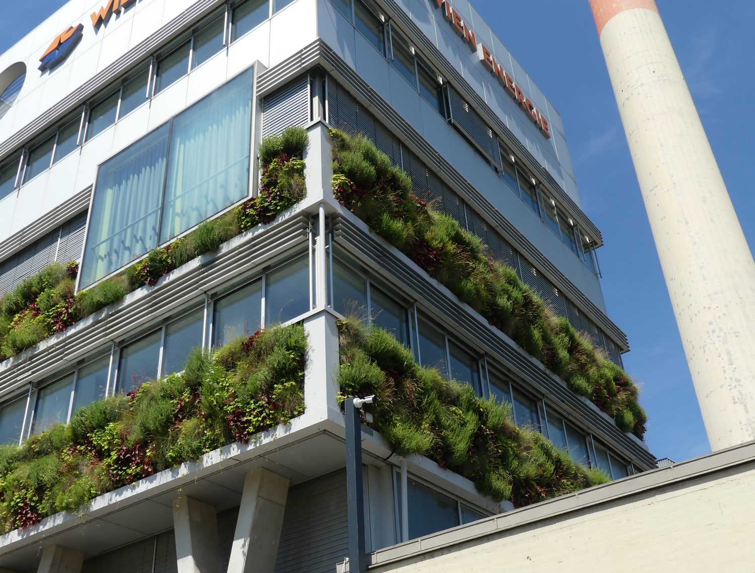 Firmengebäude Wien Energie mit LivingPANELS-Fassade